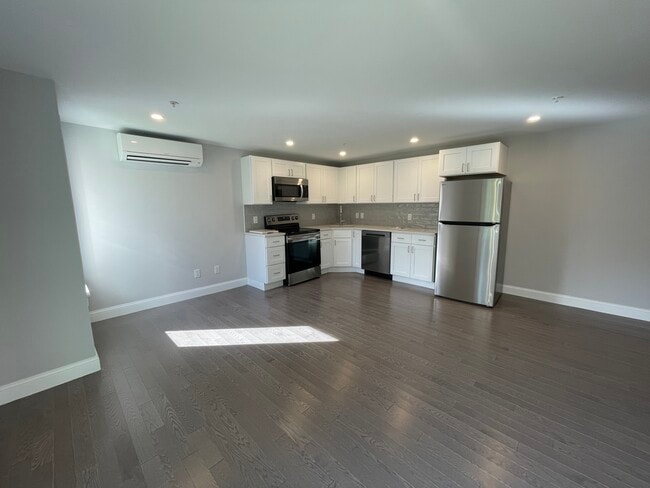 Building Photo - 328 Bank St