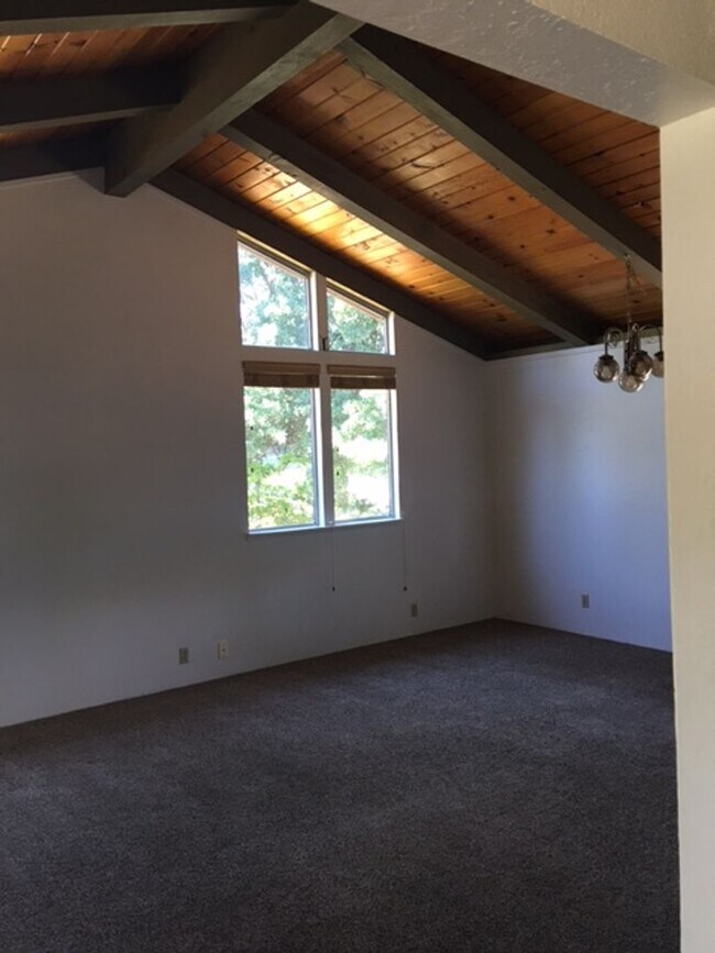 Foto del edificio - Downtown home with loft and exposed beam ceilings.