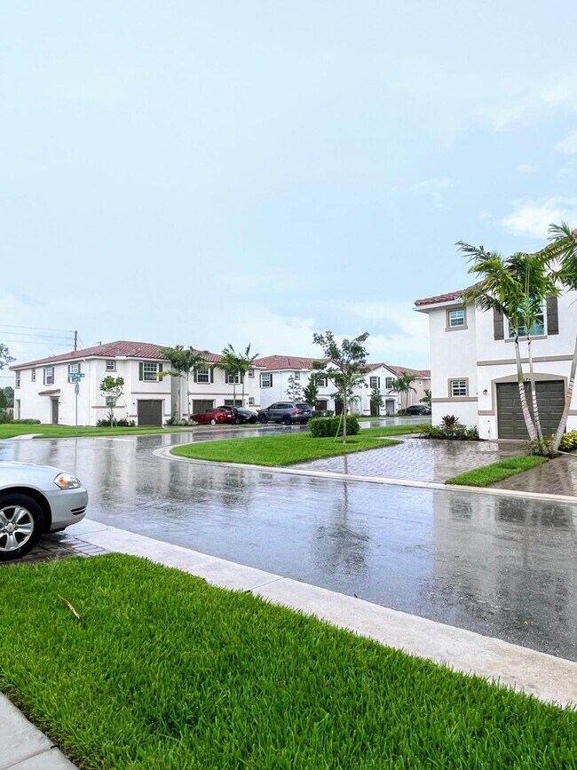 Foto del edificio - 6745 Broadwater Ln