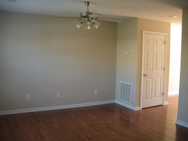 Building Photo - 2 Bedroom/2.5 Bath Condo in Johnson City