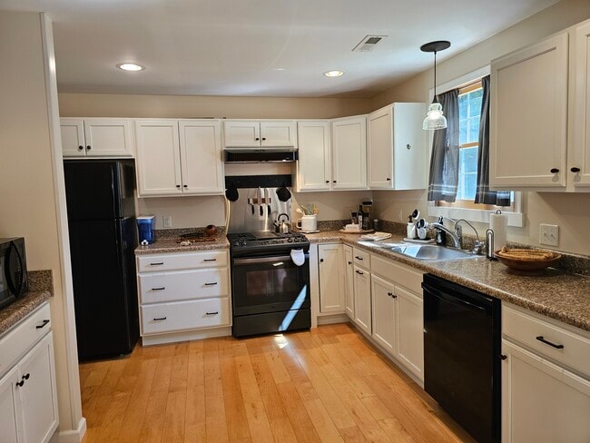 Kitchen - 3234 Lowry Rd