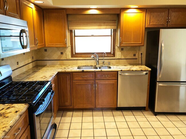 Building Photo - 3 br, 3 bath House - 221 Canterbury Dr