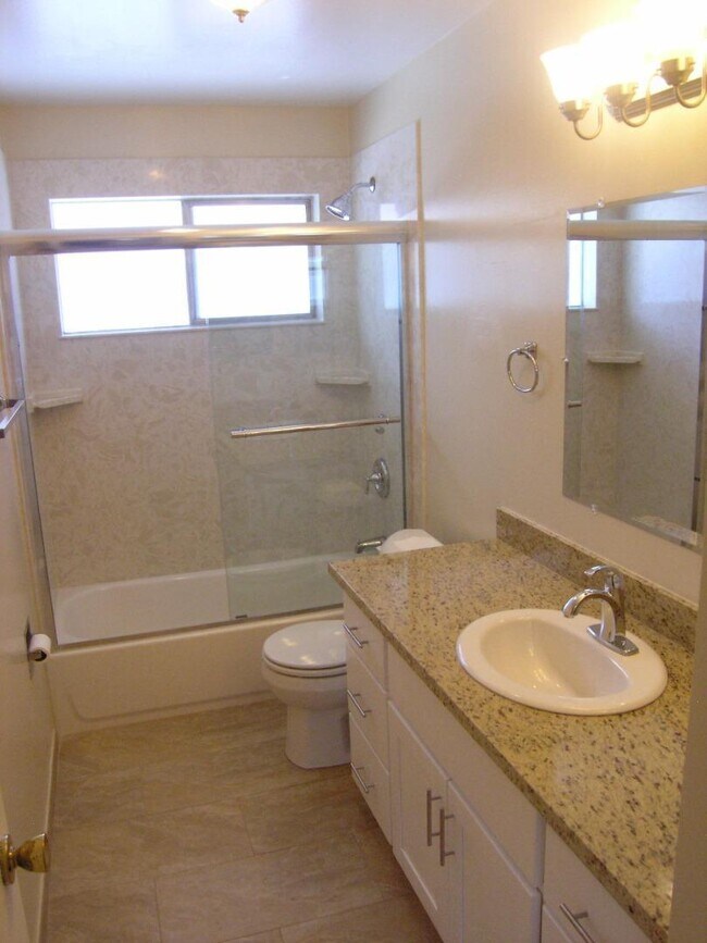 Building Photo - 2083 Town and Country Ln