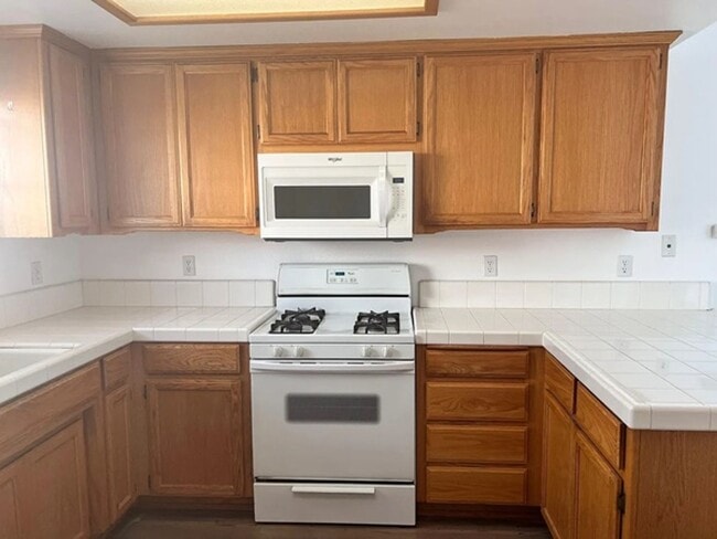 Building Photo - 3 Bedroom, 1 Bath Home with attached 2 car garage