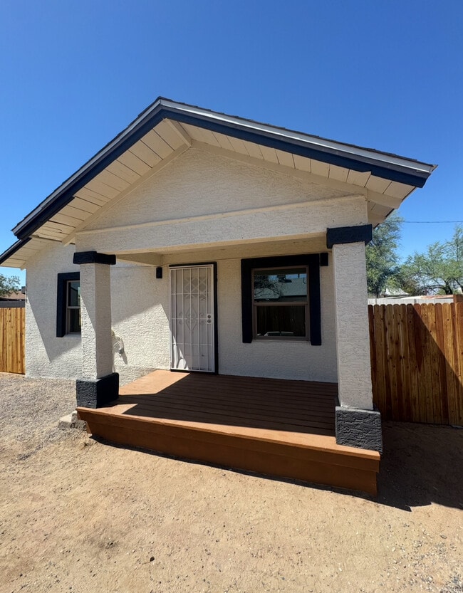Building Photo - 5518 E Calle Encinas