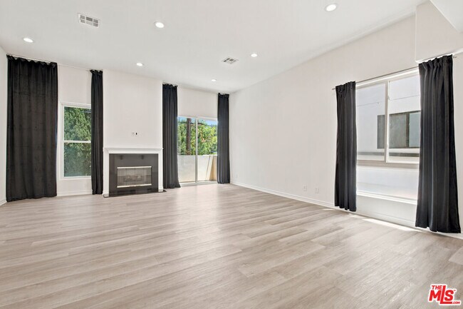 Foto del edificio - 4940 Laurel Canyon Blvd