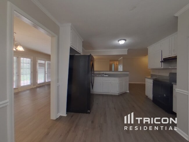 Building Photo - 446 Valley Woods Cir SE
