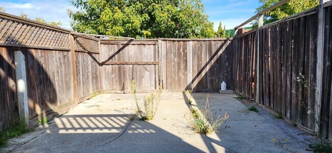 Foto del edificio - 2 bedroom 2 bath townhome close by Richmond BART available now