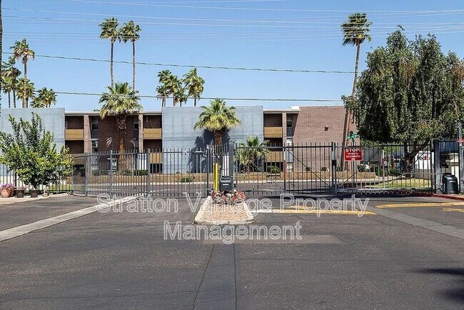 Building Photo - 2818 N 49th Pl