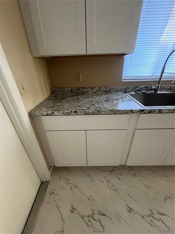 Foto del edificio - 351 Hidden Lake Dr