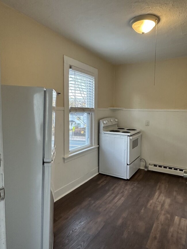 Building Photo - 160-162 Center Street