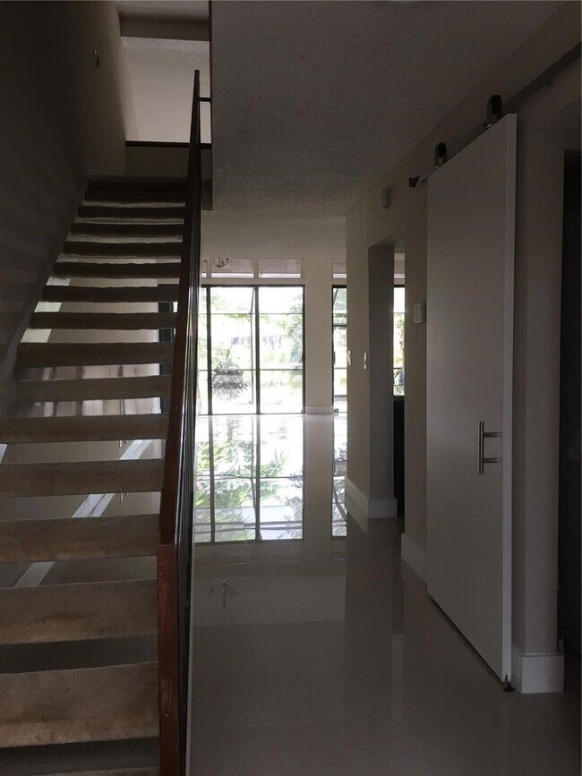 Foto del edificio - 10951 N Lakeview Dr