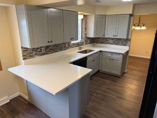 Building Photo - AVAILABLE IMMEDIATELY! Five bedroom house ...