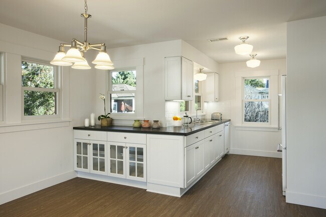 Foto del edificio - 215 - PTL, LLC