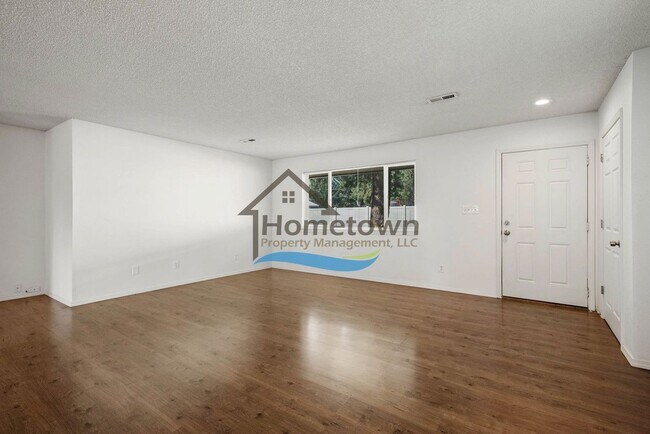 Foto del edificio - 3 Bedroom Home with Attached 3-Bay Garage ...