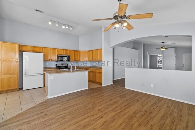 Building Photo - 14763 N 149th Dr