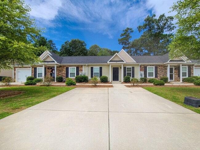 Building Photo - Conveniently Located Townhome off Exit 5!
