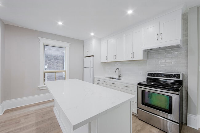 Photo du bâtiment - 25 Sandford Ave