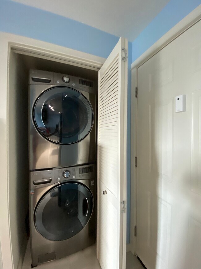 Upgraded Washer/Dryer - 680 122nd Ave NE