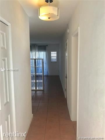 Foto del edificio - 6715 N Kendall Dr
