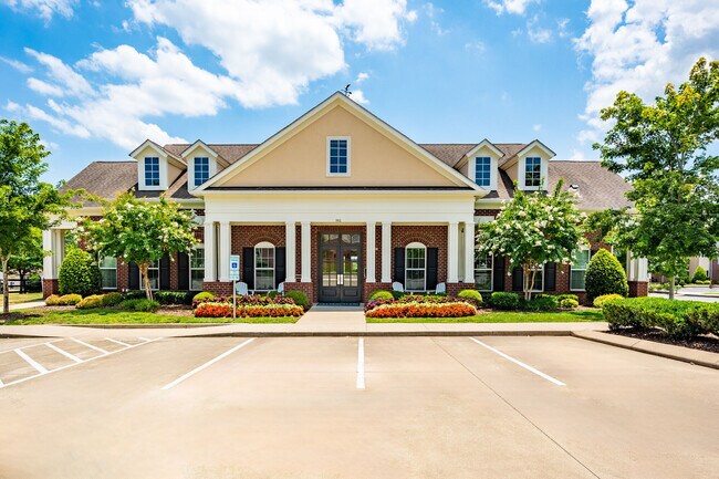 Entrada de la oficina de arrendamiento - Almaville Apartment Homes