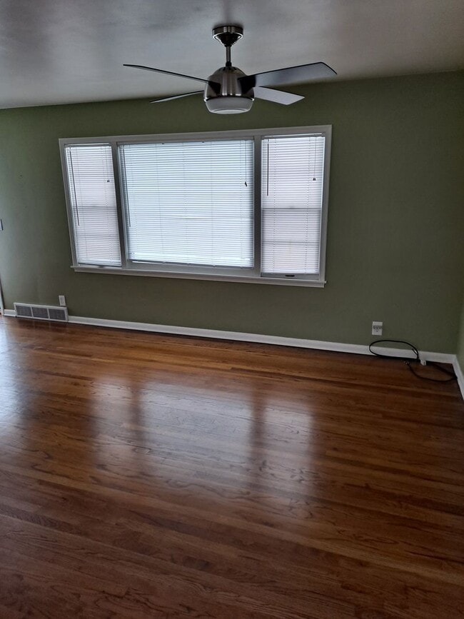 Building Photo - 613 S 68th St