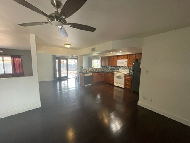 Foto del edificio - Charming 3 Bedroom Home | Oversized Backyard on Corner Lot