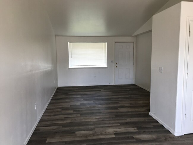 Building Photo - 3 bedroom 2 bath Duplex For Rent!