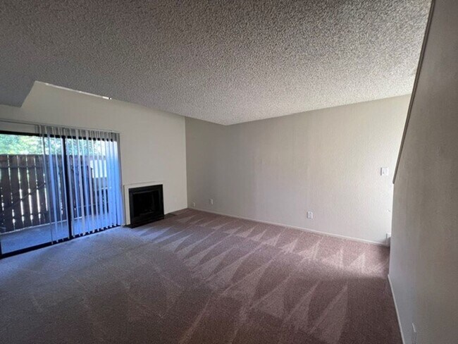 Foto del edificio - Freshly painted condo with new carpet in gated community.