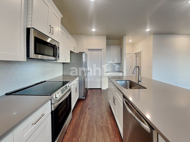 Building Photo - 1559 N Garnet Creek Ave
