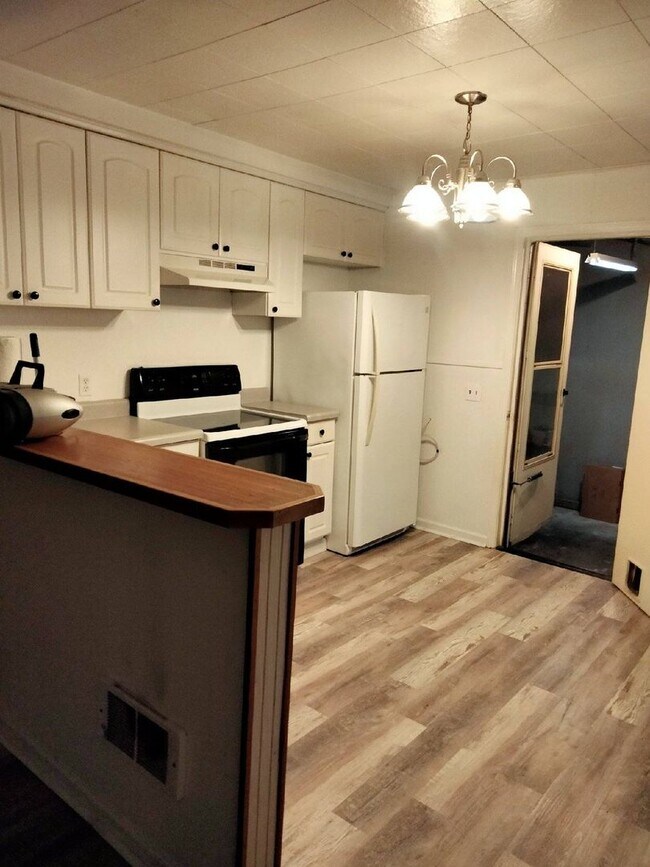 Building Photo - Bright 2 bedroom, 1 bath house in Gardiner...