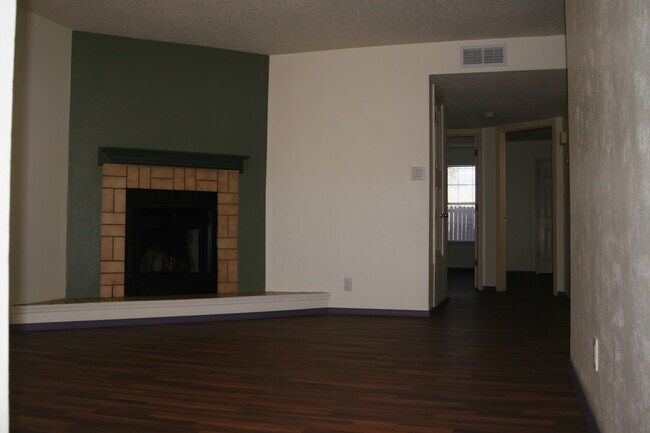 Building Photo - 2531 Candelaria Rd NW