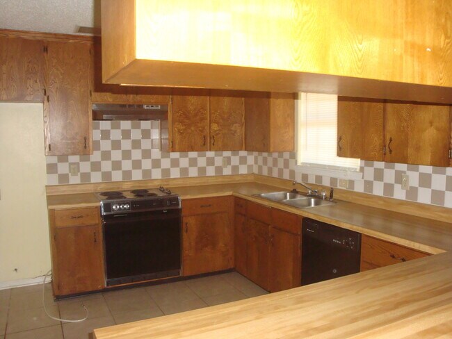 Building Photo - 1504 Coach St