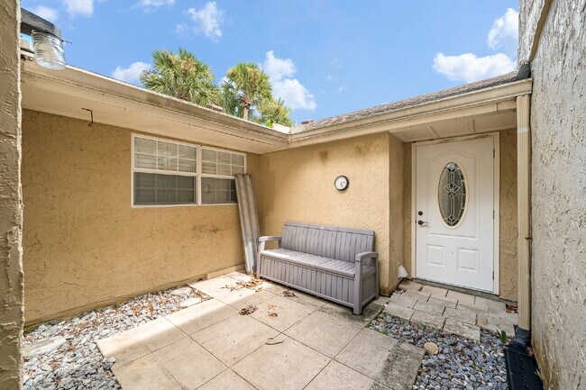 Building Photo - Renovated 2/2 in Oakwood Villas!