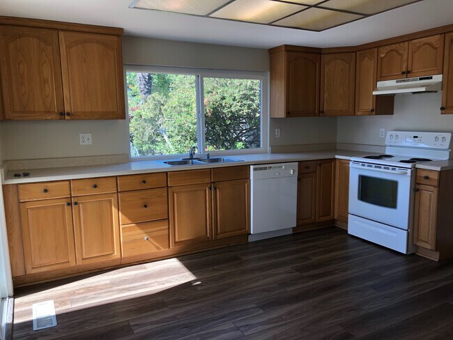 Foto del edificio - 3 bedroom 2 bath Available Now!