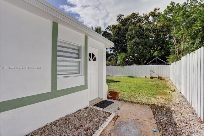 Building Photo - 1131 NW 17th Ave