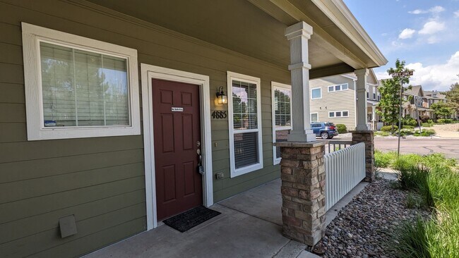 Foto del edificio - 2 STORY END UNIT TOWNHOME W/DETACHED 2 CAR...