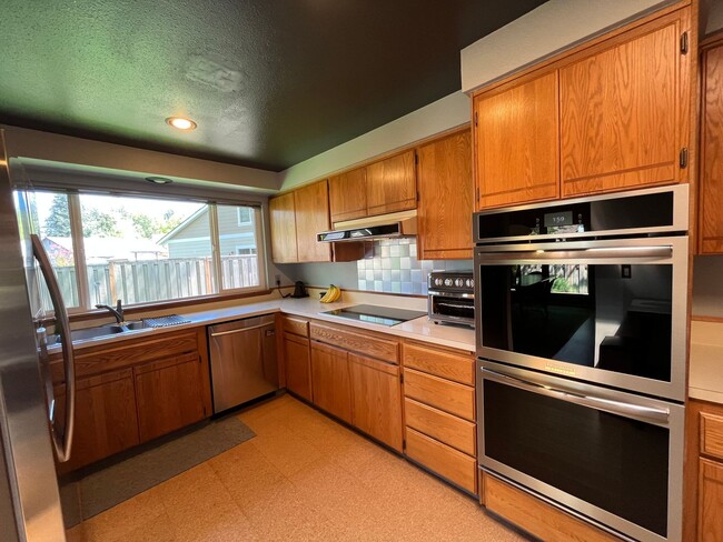 Foto del edificio - Midcentury modern 4-bedroom, 3-bathroom ho...