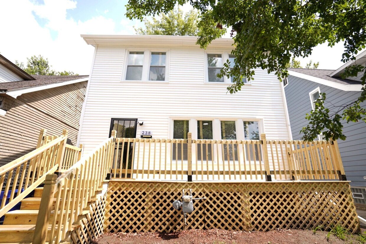 Foto principal - Fully Renovated 3-Bedroom Home – Move-In R...