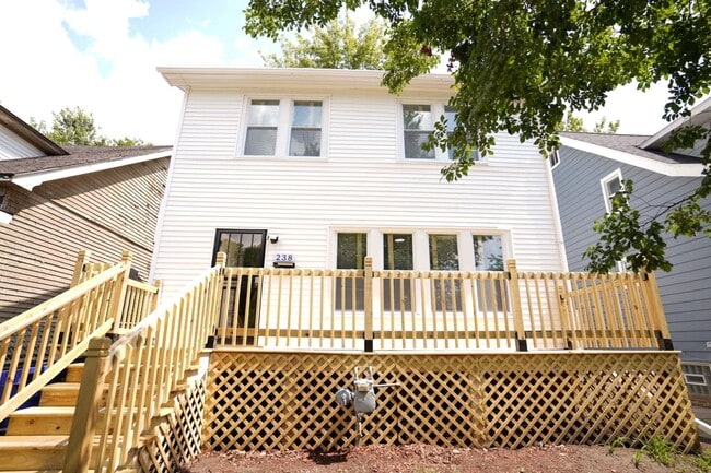 Building Photo - This beautifully updated 3-bedroom, 1-bath...