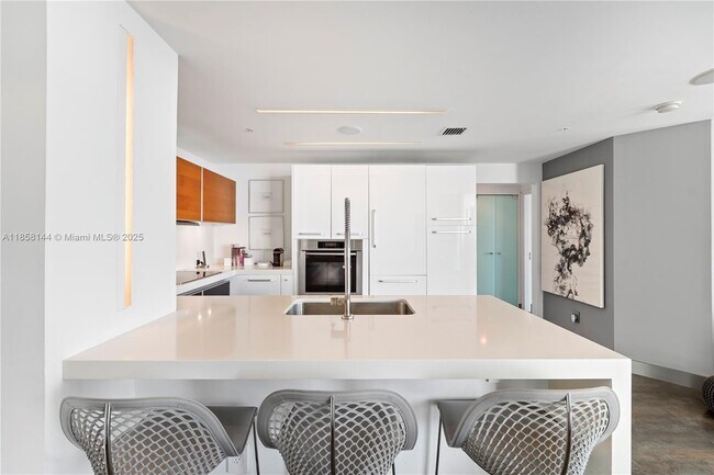 Building Photo - 300 S Biscayne Blvd