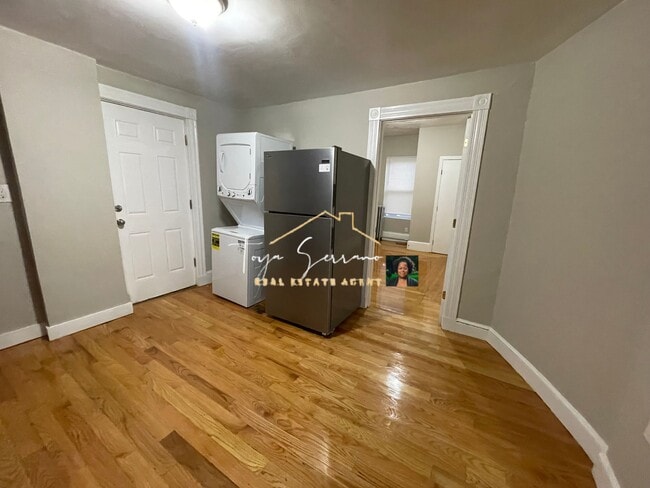 Building Photo - 33 Algonquin St