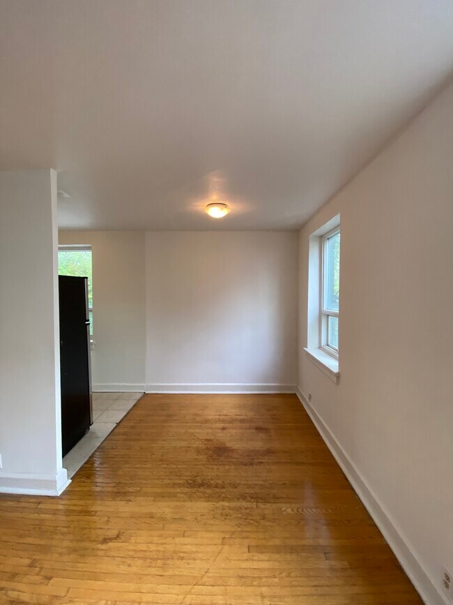 Photo du bâtiment - Beautiful 1 bedroom on Yonge Street