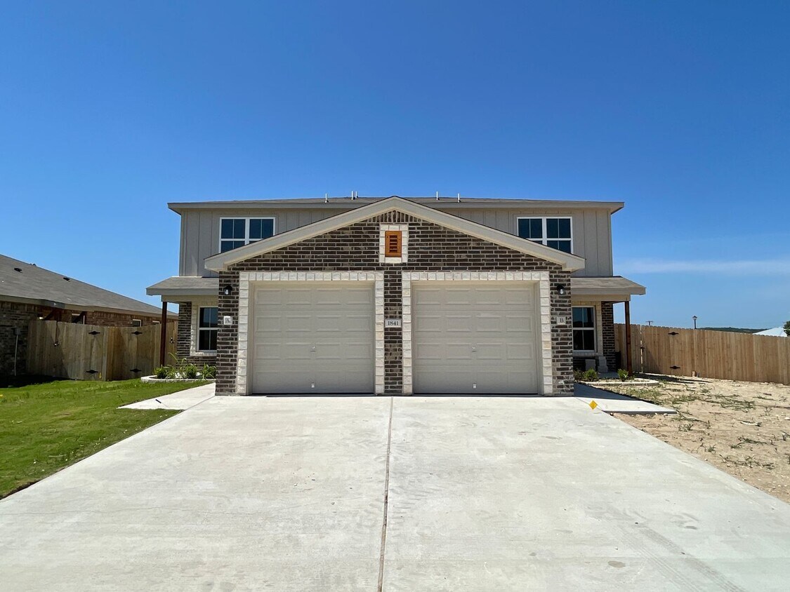 Building Photo - 1841 Clovis Dr