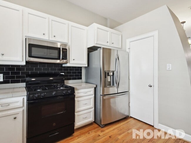 Building Photo - 2 Bedroom 2 Bath 2 Car Garage Townhome