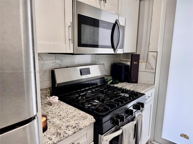 Foto del edificio - 7430 Byron Ave