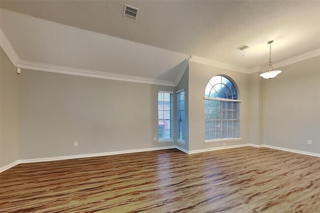 Foto del edificio - 7323 Red River Dr