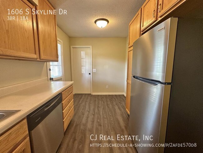 Building Photo - 1606 S Skyline Dr