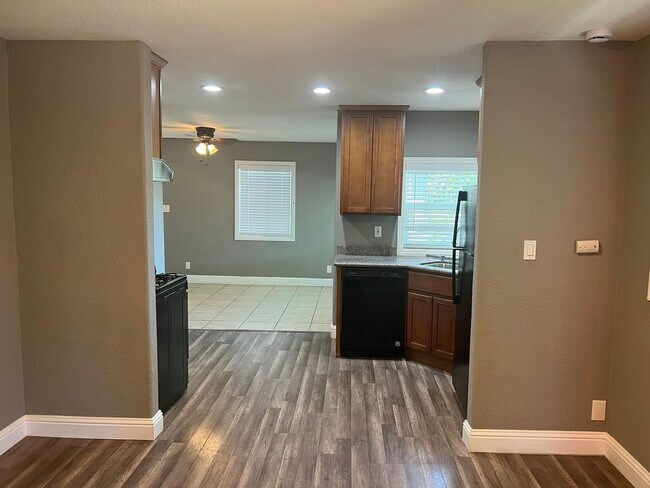 Building Photo - **PENDING** 4 Bedroom, 2 Bathroom House In...