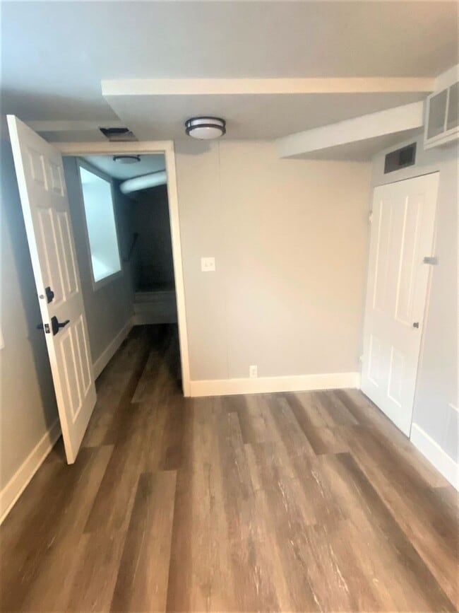 Building Photo - Newly Renovated Studio in Unbeatable Locat...